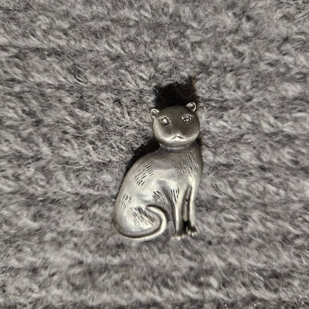Pretty, sitting cat brooch, white faceted glass, vintage 90s